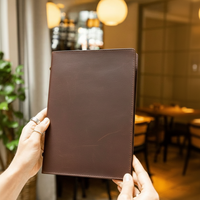 Couverture et porte-menu en cuir de qualité supérieure personnalisée pour restaurant, couleur marron, option de logo personnalisé, taille personnalisée, MOQ 25, emballé en carton