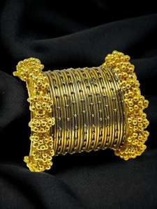 Conjunto de brazaletes de metal plateado oxidado estilo vintage con intrincados detalles de racimos de cuentas y grabados tribales de múltiples capas. - Product Image 6