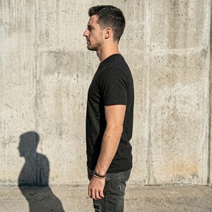 T-shirt pour homme en coton 100% de haute qualité, lourd, uni noir, personnalisable avec logo, streetwear, t-shirts essentiels - Product Image 5