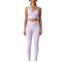 Ensemble de yoga confortable pour femmes avec tissu extensible et doublure douce, parfait pour le yoga quotidien et les étirements.