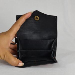 Tarjetero de Cuero Genuino Hecho a Mano con Estampado de Dibujos Animados, Cierre de Botón Estilo Vintage, Cartera Corta para Mujer - Product Image 5