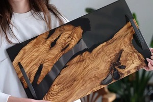 Bandeja de Servir Rectangular de Madera y Resina con Asas de Metal, Diseño Moderno Hecho a Mano para Cocina y Hogar, por UO INDIA - Product Image 4