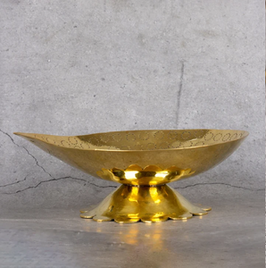 Diya à huile en laiton élégant à large ouverture, avec une finition polie, des détails de bordure à pois subtils et une base en forme de pétales festonnés. - Product Image 1