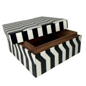 Caja de Joyería Decorativa Hecha a Mano con Incrustaciones de Resina en Blanco y Negro, para el Hogar y la Oficina - Product Image 2