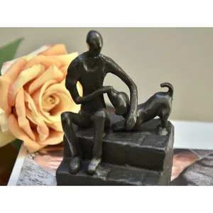 Sculpture d'art abstraite en aluminium de qualité supérieure, figurine 3D complète, homme avec chien sur les marches, décoration d'intérieur, artisanat de moulage plaqué or - Product Image 3