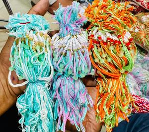 Conjunto de Rakhi con Borlas Hechas a Mano, Diseño con Cuentas e Hilo Colorido para la Celebración de Raksha Bandhan - Product Image 3