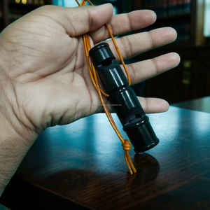 Silbato para perros hecho a mano con cuerno de búfalo negro premium y cuero redondo, herramienta de entrenamiento y motivación a precio mayorista - Product Image 5