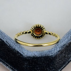 Anillo con Granate en Engaste de Bisel, Plata de Ley 925 Sólida, Gema Redonda, Bañado en Oro, Banda con Cuentas, Anillo Clásico para Uso Diario de Mujer - Product Image 4