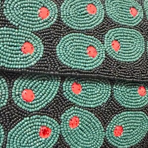 Sac à bandoulière rectangulaire brodé fait main, noir, vert, rouge, avec perles, artisanat textile, point de croix, broderie - Product Image 4