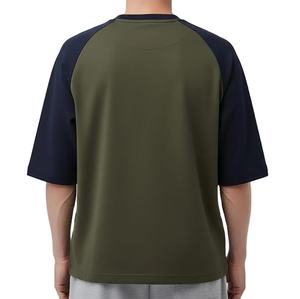 Camiseta Casual de Corte Regular con Cuello Redondo y Manga Raglán en Verde Oliva para Hombre, 100% Algodón Jersey, Logotipo Frontal con Serigrafía - Product Image 2