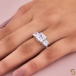 Anillo de Compromiso con Tres Piedras de Moissanita Corte Princesa, Engaste de Garras, Diseño Elegante y Atemporal para Boda - Product Image 3