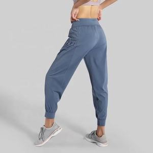 Vente en gros Pantalons de fitness évasés en dentelle de haute qualité pour femmes Pantalons d'entraînement de yoga Taille haute en polyester/nylon respirant - Product Image 3