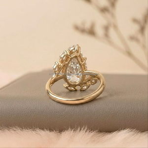 Anillo de Diamantes con Corte de Pera y Piedras Laterales en Oro Amarillo, Elegante Anillo de Compromiso y Boda para Mujer, Diamante de Laboratorio de Lujo - Product Image 4