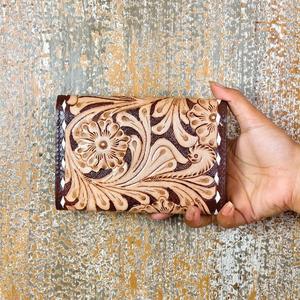 Cartera de Cuero Genuino Hecha a Mano con Grabado de Letras, Estilo Vintage, Cierre Abierto, Larga, de Gran Capacidad, Multifuncional, para Uso Diario - Product Image 2