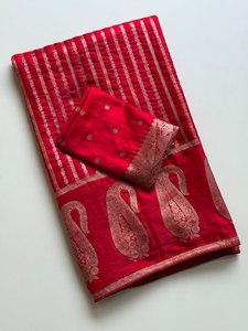 Sari en satin de soie style doux, collection de luxe pour mariages et fêtes, vêtement ethnique traditionnel de créateur, tendance et à séchage rapide - Product Image 1