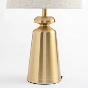 Lámpara de Mesa Monarch Bell de Metal con Acabado Dorado Cepillado, Pantalla de Lino, Base de Hierro Resistente, Iluminación Cálida para el Hogar - Product Image 6