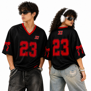 เสื้อเจอร์ซีย์อเมริกันฟุตบอลสีดำแดงแบบยูนิเซ็กซ์ ทรงโอเวอร์ไซส์ ทรงบ็อกซี่  รับสกรีนโลโก้ คอวี เสื้อกีฬา รับผลิตแบบ OEM ODM ขายส่ง - Product Image 1