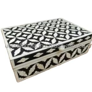 Caja de Almacenamiento de Joyas de Resina Pulida Hecha a Mano |   Recuerdo Artesanal Único de la India con Tema de Amor, Regalos Premium para Bodas y Fiestas - Product Image 1