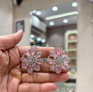 Pendientes de botón de latón chapado en plata con circonita de alta calidad, elegantes y modernos, para mujer, estilo boda, a la moda. - Product Image 2
