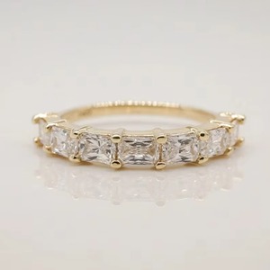 Anillo de Boda de Moissanita de 0.70 CT, Corte Radiante, Certificado GRA VS+, Plata 925 Chapada en Oro, Media Eternidad con Garras Compartidas - Product Image 1