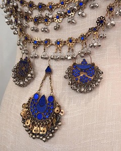 Collar afgano azul real con cadenas densas, campanas, piedras turquesa y colgante central tradicional Kuchi - Product Image 4