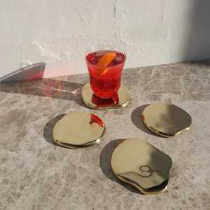 Posavasos Decorativos de Metal de Primera Calidad para Mesas de Café, Mesas de Comedor y Escritorios de Oficina con Acabado Duradero para un Hogar Elegante - Product Image 1