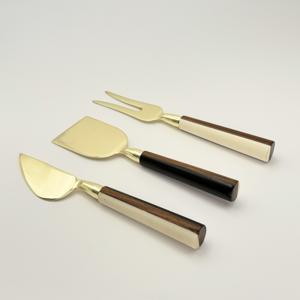 Ensemble de couteaux à fromage de luxe en acier inoxydable doré avec manche en résine au design marbré unique, outils de découpe de fromage plaqués or - Product Image 4
