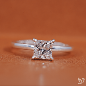 แหวนหมั้นเพชรทรงปรินเซสคัท 1 กะรัต ได้รับการรับรองจาก IGI เพชรเลี้ยงในห้องปฏิบัติการ พร้อมวงแหวนรอบเพชรแบบซ่อน ตัวเรือนทองคำขาว 10K - Product Image 1