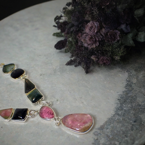 Collier pendentif vintage élégant en argent sterling avec pierre précieuse tourmaline rose et verte pour femme, idéal pour les fêtes et les occasions romantiques - Product Image 2