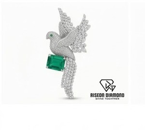 Broche cygne exquise en or blanc 18 carats avec ailes serties de diamants pavés et pierre précieuse vert émeraude, chef-d'œuvre de luxe couture. - Product Image 1