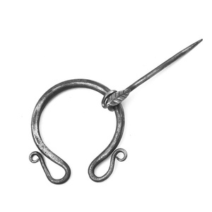 Broche longue en acier au carbone forgé à la main, style médiéval, avec extrémité à motif de volute droite, qualité industrielle, personnalisable, historique - Product Image 2