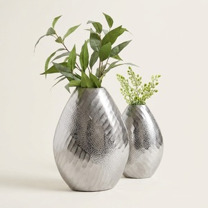 Vase à fleurs en métal martelé doré élégant, décoration moderne pour table, centre de table pour la maison et le bureau, vente en gros directe. - Product Image 4