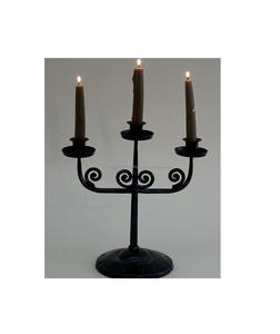 Candelabros decorativos de hierro fundido con curvas clásicas y patrones de desplazamiento para un ambiente de inspiración vintage atemporal - Product Image 6