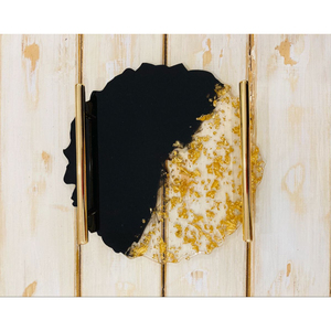 Bandeja de Resina Hecha a Mano con Silueta de Mujer Africana y Lámina Dorada, Elegante Bandeja Decorativa Negra y Dorada con Asa de Metal - Product Image 1