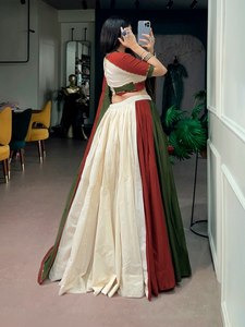 Green <b>Red</b> Cotton <b>Saree</b> with Embroidered Border Traditional Indian Wedding Wear for Women Floor-Length Regular Fit - Product Image 2