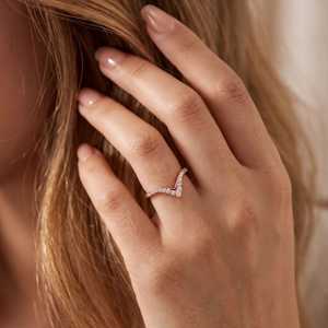 Bague Chevron Moderne et Élégante en Or Rose 14K avec Diamant de Laboratoire, Bague en V avec Diamant, Alliance Courbe Empilable, Bijoux Fins - Product Image 2