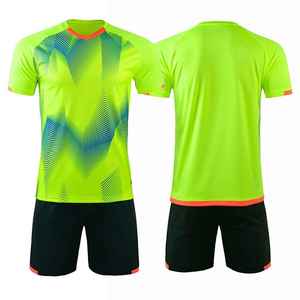 Ensemble de maillots de football pour hommes au design tendance, 100% polyester, impression par sublimation, col en V, séchage rapide et antibactérien - Product Image 3