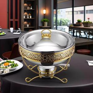 Plat à réchaud en métal luxueux et artisanal avec couvercle en verre permet un service alimentaire efficace lors de grands rassemblements. - Product Image 3