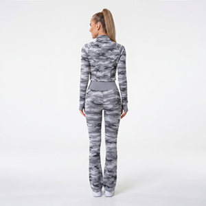 OEM/ODM Ensemble de sport imprimé 3 pièces pour femme : Leggings évasés, Brassière de sport et Veste courte ; Ensemble de yoga imprimé camouflage avec legging évasé et haut court pour femme - Product Image 4