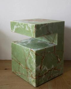 โต๊ะข้างหินออนิกซ์สีเขียวหรูหรา โต๊ะฐานหินธรรมชาติ โต๊ะตกแต่งสไตล์โมเดิร์น สำหรับห้องนั่งเล่นและห้องนอน - Product Image 1