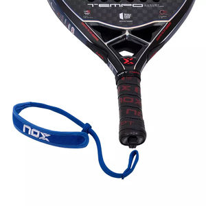 Overgrip de tennis Nox avec cordon de sécurité, impression sérigraphique noire et rouge, ajustement universel - Product Image 3