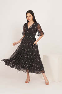 Robe midi en mousseline noire à imprimé floral avec manches volantées et ourlet superposé, style bohème, taille élastique, coupe ample en A - Product Image 5