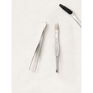 Juego de 2 Pinzas para Cejas de Calidad Premium, Pinzas para un Acabado Preciso de las Cejas, Modelo Daiso2152 - Product Image 1