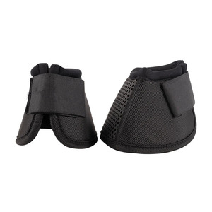 Protège-jambes noirs en maille respirante pour chevaux avec fermeture auto-agrippante - Product Image 1