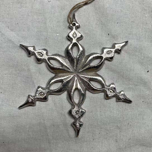 เกล็ดหิมะโลหะรูปทรงดอกไม้โค้งมน สำหรับตกแต่งบ้านในร่ม ของตกแต่งวันหยุด ทนทาน ไม่เป็นสนิม สามารถสั่งทำได้ - Product Image 3