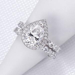 Anillo Moderno de Plata con Diamante Moissanita Corte Esmeralda de Lujo para Uso Unisex, Disponible para Exportación desde India - Product Image 1