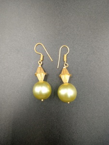 Pendientes Colgantes de Latón Chapado en Oro Vintage de Amaira Jewels con Perlas Naturales en Forma de Bola y Engaste de Bisel para Ocasiones Festivas de Mujer - Product Image 2