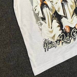 เสื้อยืดแขนสั้นสีขาวพิมพ์ลายรูปภาพสำหรับผู้ชาย รุ่น Rich Collective ทรงโอเวอร์ไซส์ คอโอ ปกติ ผ้าฝ้าย 100% - Product Image 3