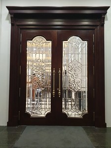 Puerta Doble Abatible de Madera Tradicional y Duradera, Paneles de Vidrio Ornamentados, Herrajes de Latón, Recubrimiento en Polvo, Uso Exterior, Marca KHP, Fácil Instalación - Product Image 1