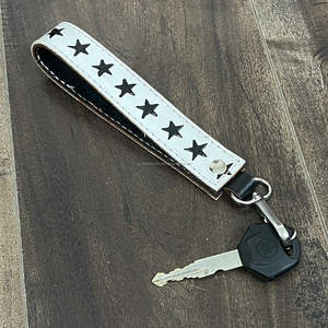 Porte-clés en cuir de vachette véritable fait main, motif étoile, design premium, avec dragonne, pour unisexe - Collection 2026 - Product Image 5